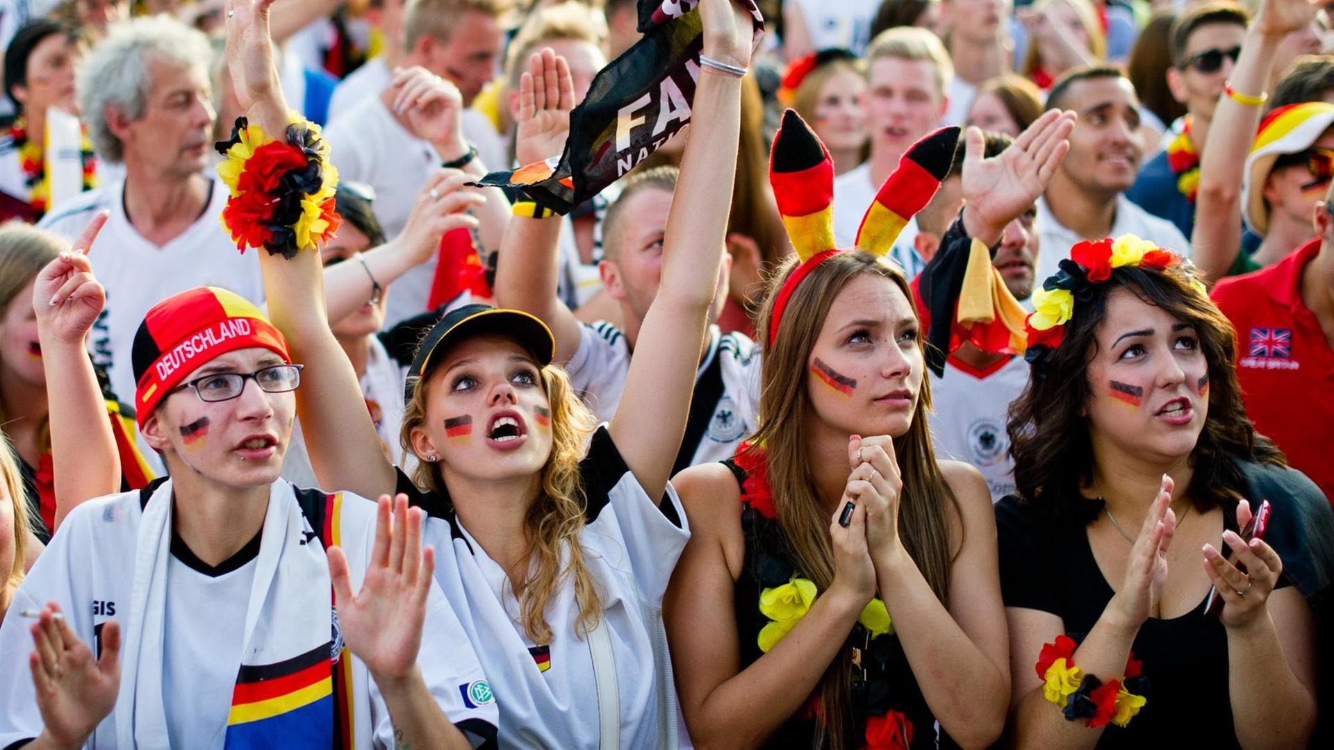 Fußballfans verfolgen am 04.07.2014 in Berlin beim "Public Viewing" am Brandenburger Tor während das WM-Viertelfinalspiel Deutschland - Frankreich. Fußballfans verfolgen am 04.07.2014 in Berlin beim "Public Viewing" am Brandenburger Tor während das WM-Viertelfinalspiel Deutschland - Frankreich.