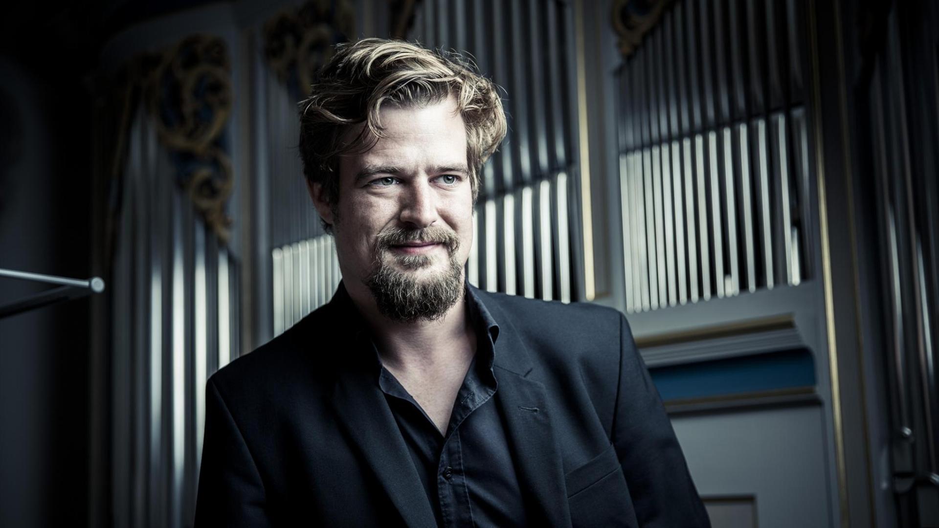 Der Künstler steht vor einer Orgel Der Künstler steht vor einer Orgel