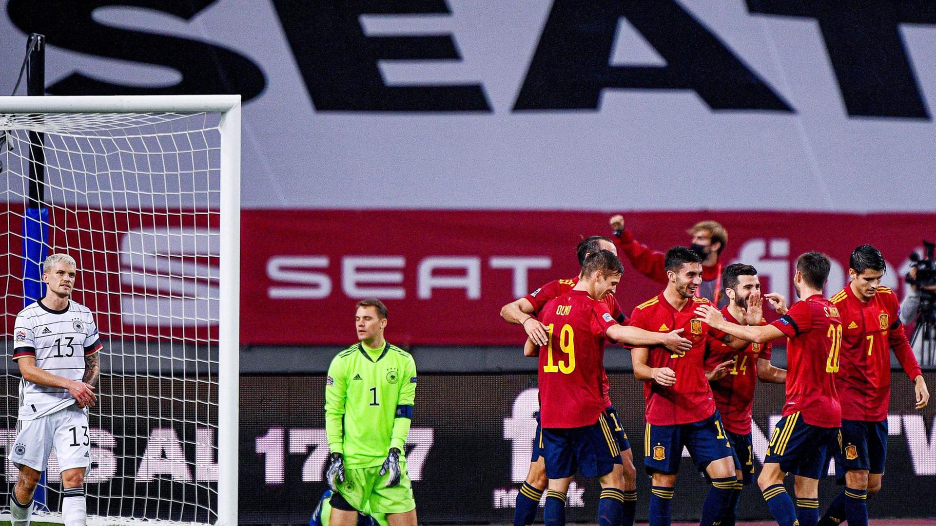 Die spanische Fußball-Mannschaft freut sich über den Sieg gegen Deutschland. Die spanische Fußball-Mannschaft freut sich über den Sieg gegen Deutschland.