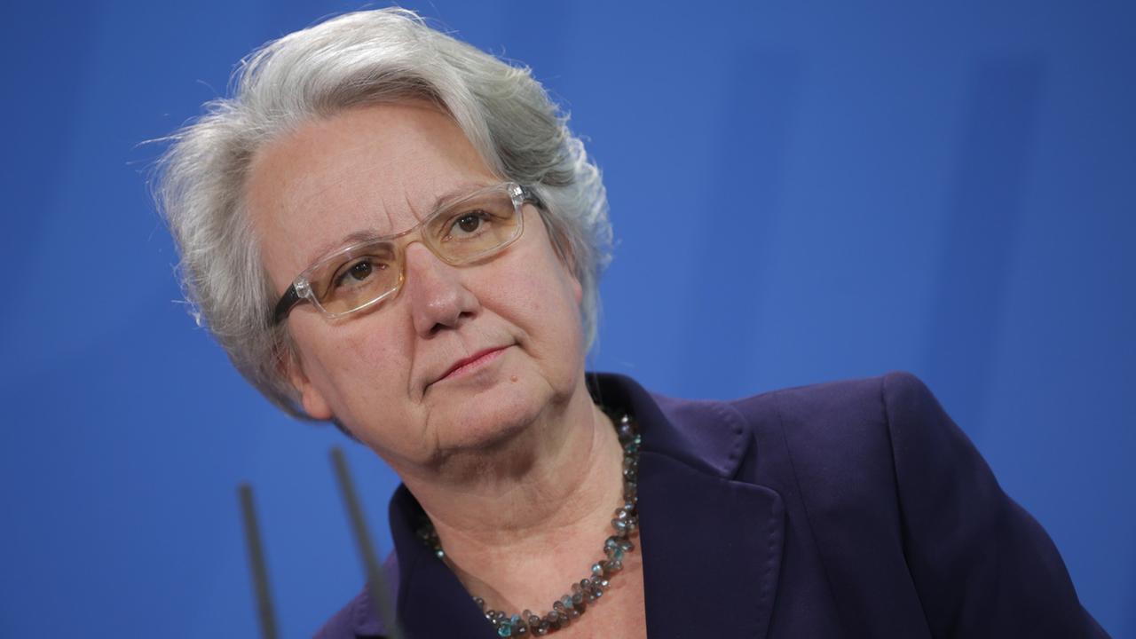 Bildungsministerin Annette Schavan (CDU) steht am 09.02.2013 im Bundeskanzleramt in Berlin bei einem Pressestatement, um den Rücktritt als Bildungsministerin bekanntzugeben. Bildungsministerin Annette Schavan (CDU) steht am 09.02.2013 im Bundeskanzleramt in Berlin bei einem Pressestatement, um den Rücktritt als Bildungsministerin bekanntzugeben.