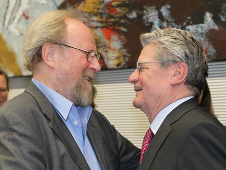 Joachim Gauck und Wolfgang Thierse zu Beginn einer Fraktionssitzung der SPD im Bundestag in Berlin Joachim Gauck und Wolfgang Thierse zu Beginn einer Fraktionssitzung der SPD im Bundestag in Berlin