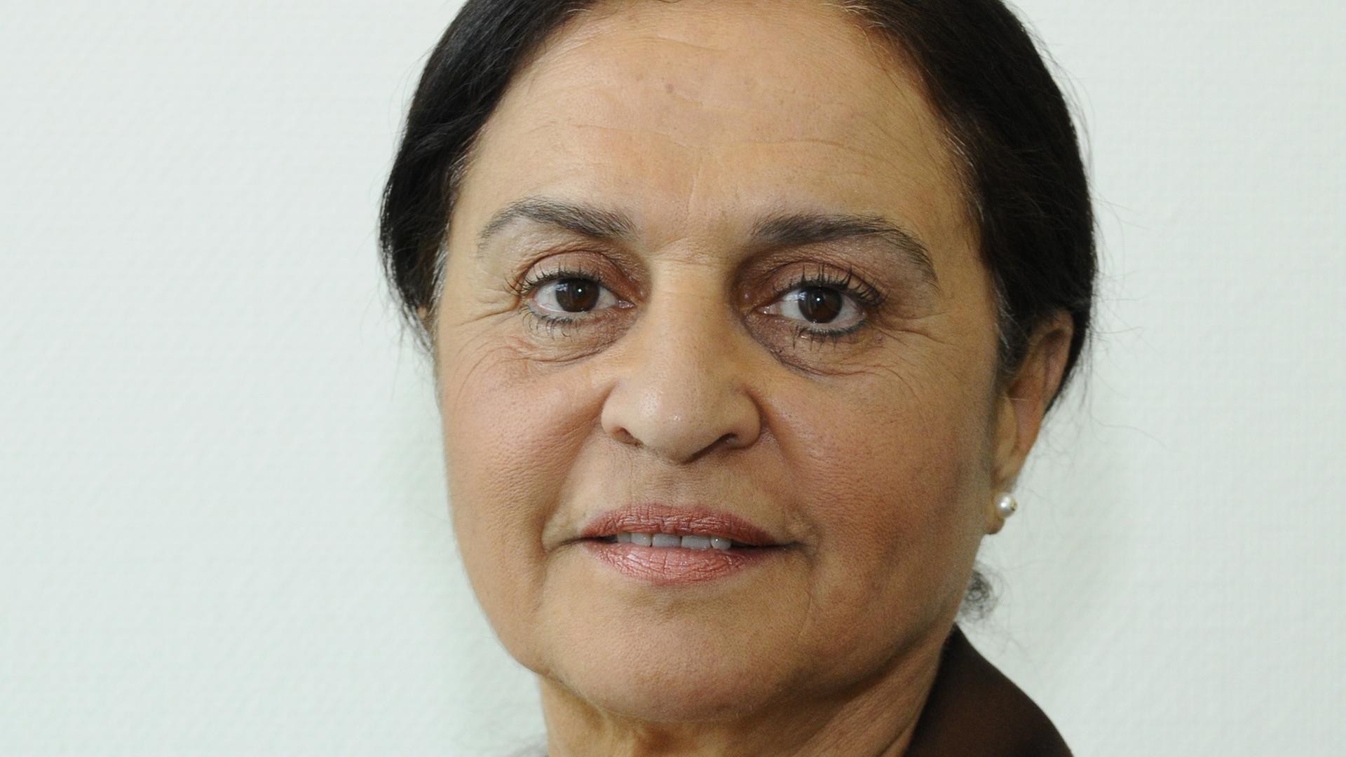 Sumaya Farhat-Naser, palästinensische Friedensaktivistin, Menschenrechtlerin und Schriftstellerin. Portrait, in die Kamera blickend