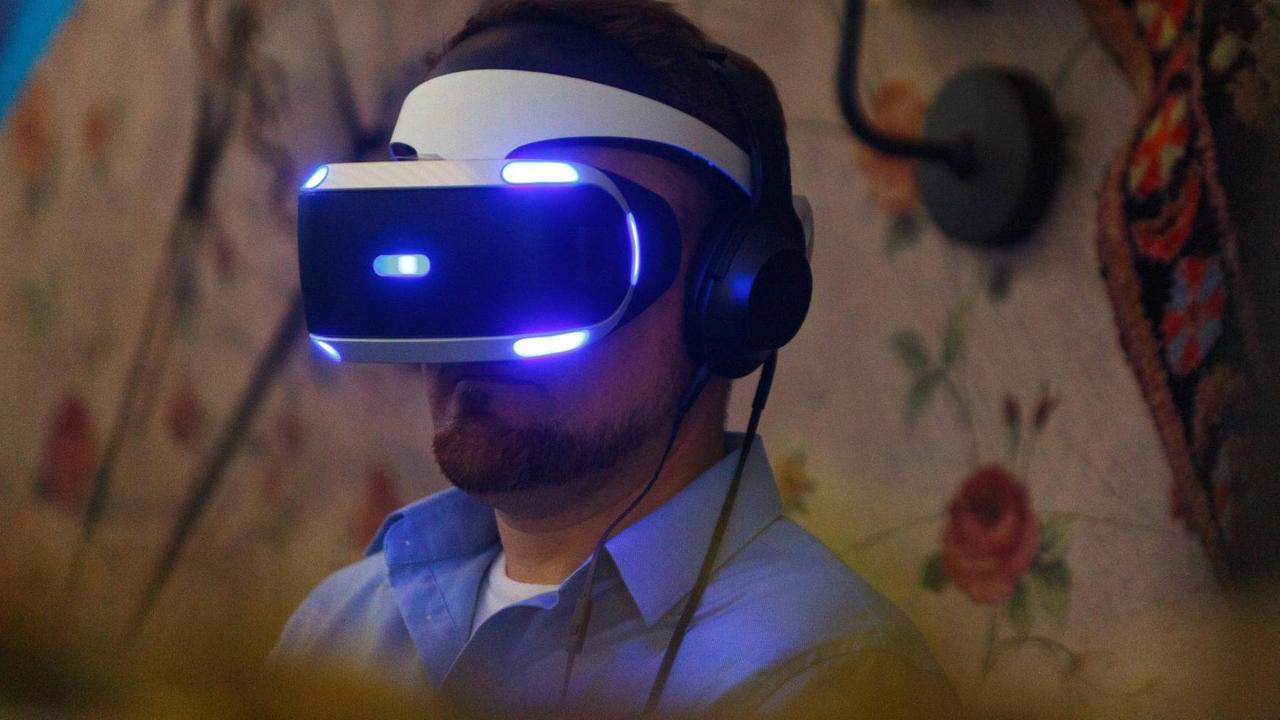 Ein Besucher hat auf der Computerspielmesse Gamescom in Köln eine Virtual Reality Brille an und spielt "Resident Evil 7". Ein Besucher hat auf der Computerspielmesse Gamescom in Köln eine Virtual Reality Brille an und spielt "Resident Evil 7".