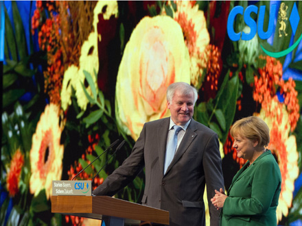 Angela Merkel bekommt nach ihrer Rede auf dem CSU-Parteitag digitale Blumen von Horst Seehofer