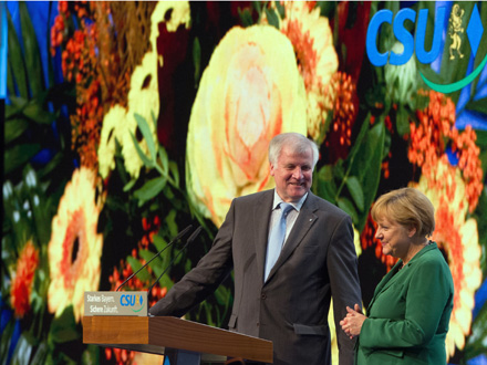 Angela Merkel bekommt nach ihrer Rede auf dem CSU-Parteitag digitale Blumen von Horst Seehofer Angela Merkel bekommt nach ihrer Rede auf dem CSU-Parteitag digitale Blumen von Horst Seehofer