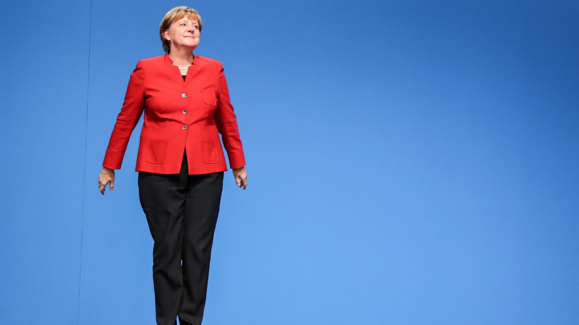 Angela Merkel steht nach ihrer Rede auf dem CDU-Parteitag auf der Bühne. Angela Merkel steht nach ihrer Rede auf dem CDU-Parteitag auf der Bühne.