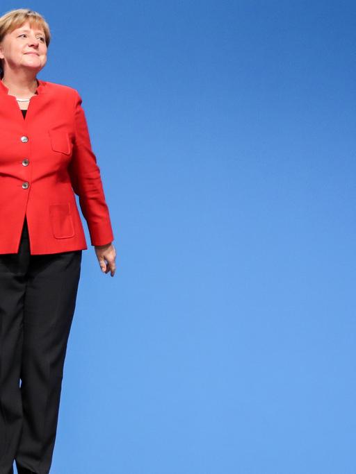 Angela Merkel steht nach ihrer Rede auf dem CDU-Parteitag auf der Bühne.
