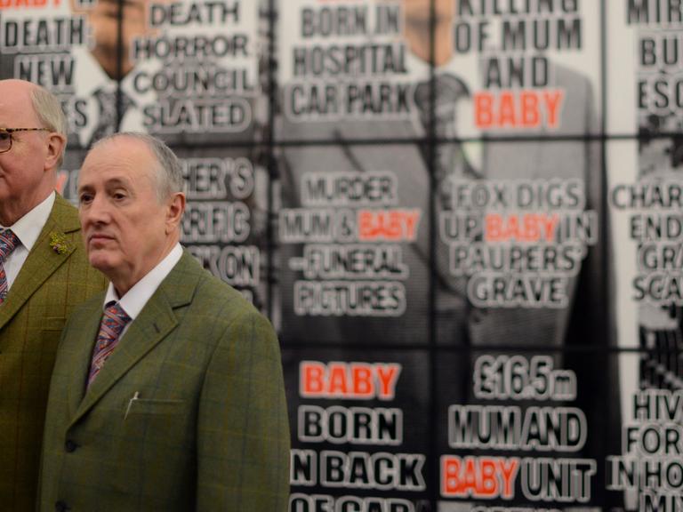 Die britischen Künstler George Passmore (l) und Gilbert Prousch (r) stehen am 14.03.2013 im Museum Küppersmühle in Duisburg (Nordrhein-Westfalen) in ihrer Ausstellung London Pictures.