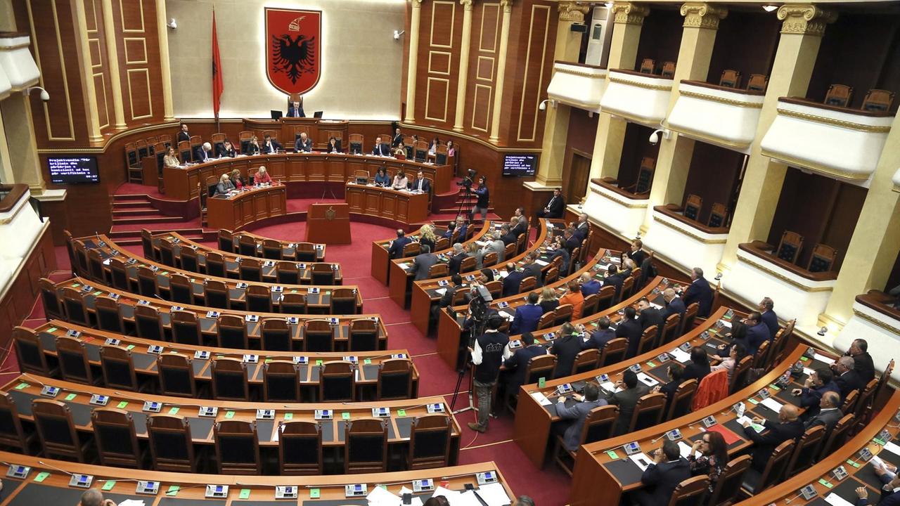 Parlamentarier nehmen am 11.04.2017 an einer Sitzung des albanischen Parlaments in Tirana (Albanien) teil. Die Sitze der «Demokratischen Partei», die größte Oppositionspartei des Landes, sind leer, da die Abgeordneten gegen die Arbeit der Regierung demonstrieren.