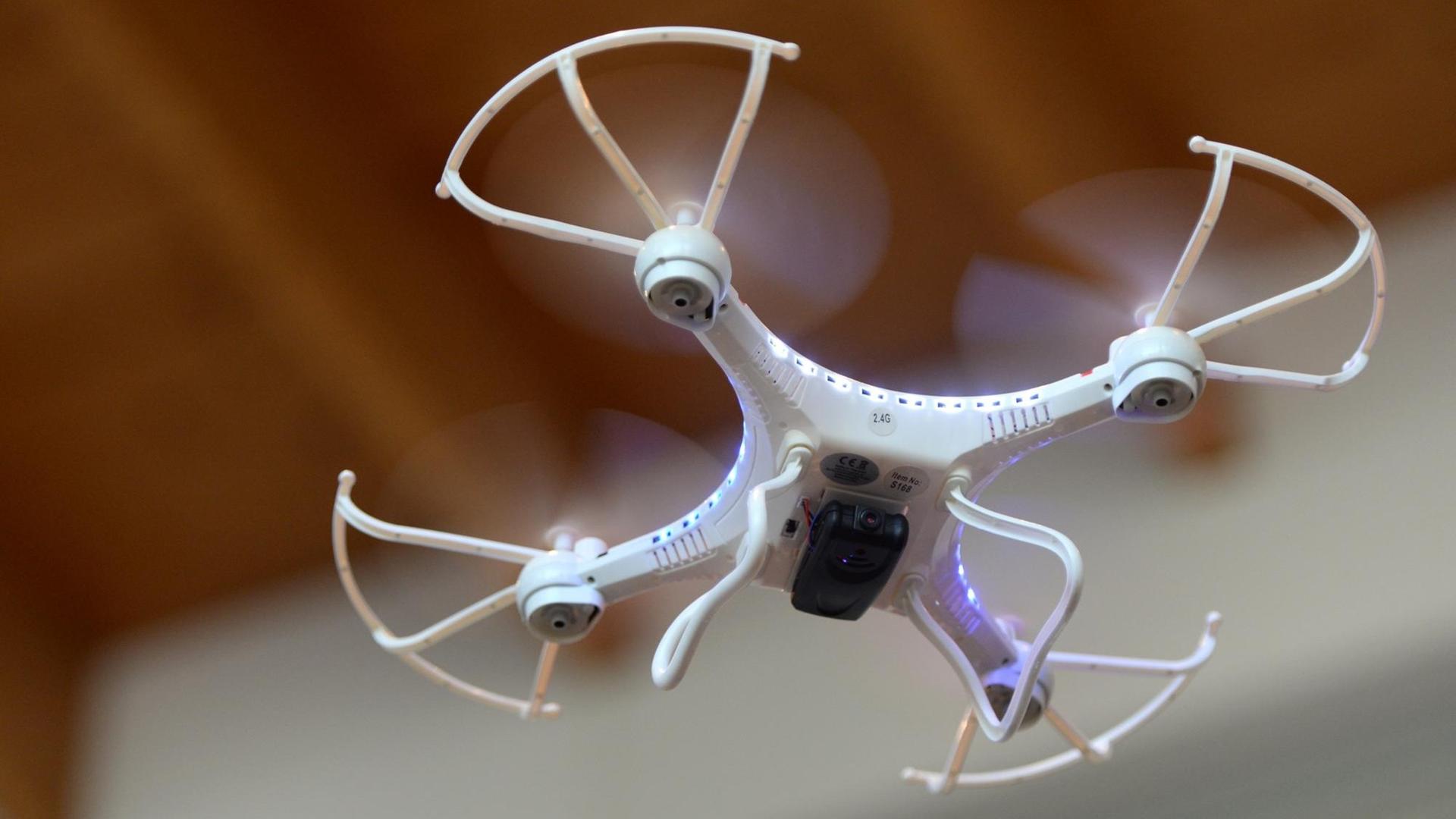 Eine Spielzeugdrohne des Typs Toys-Sky auf der Luftfahrtmesse Aero am 20. April 2016 Eine Spielzeugdrohne des Typs Toys-Sky auf der Luftfahrtmesse Aero am 20. April 2016