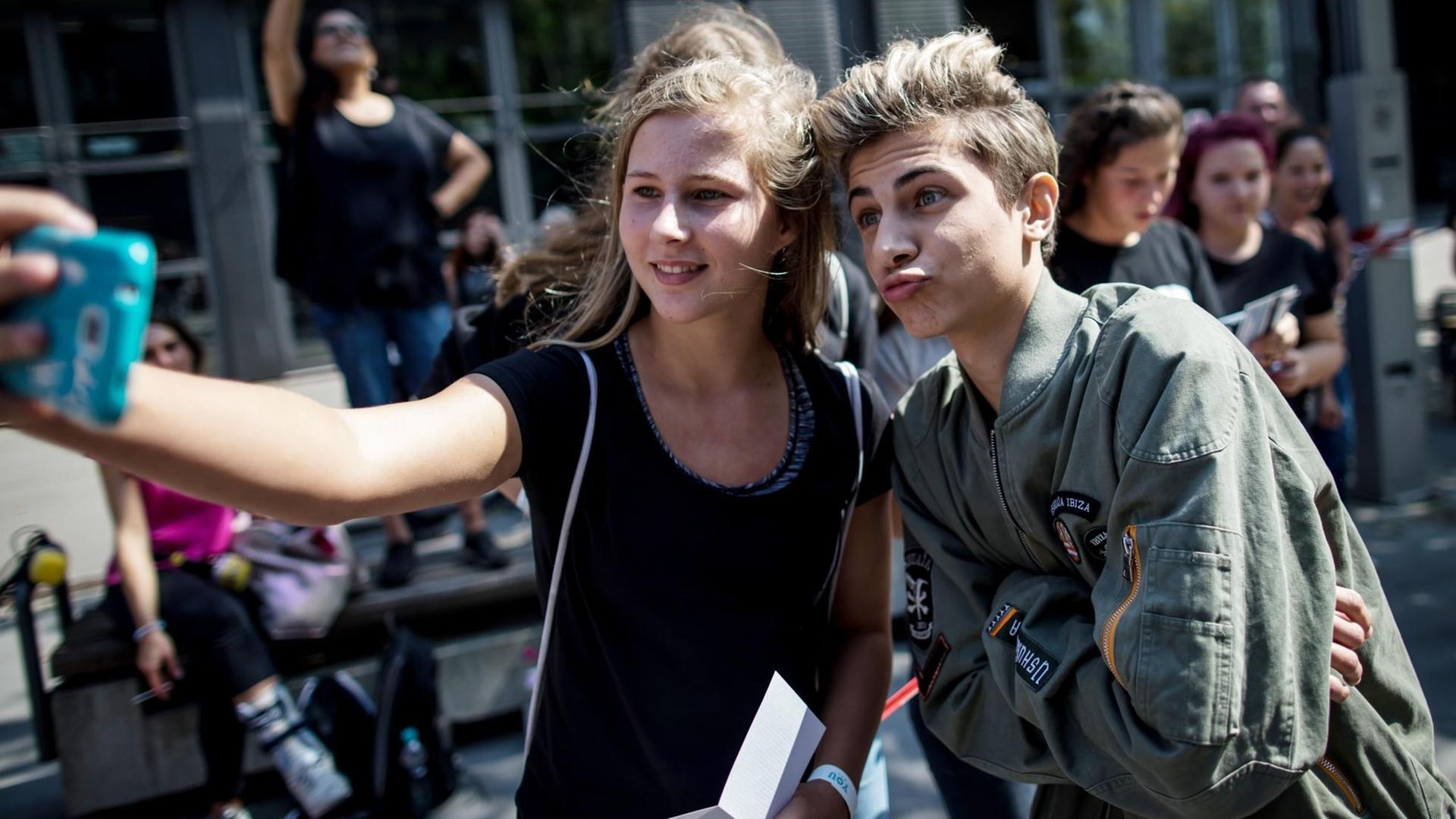 Der "deutsche Justin Bieber" in Köln beim YouTuber-Treffen "VideoDays" Der "deutsche Justin Bieber" in Köln beim YouTuber-Treffen "VideoDays"