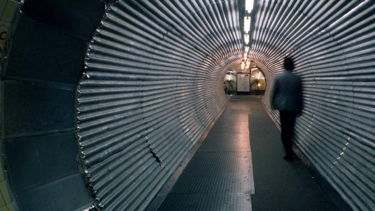 Ein Mann geht durch einen Tunnel, der zur Londoner U-Bahn führt. Ein Mann geht durch einen Tunnel, der zur Londoner U-Bahn führt.