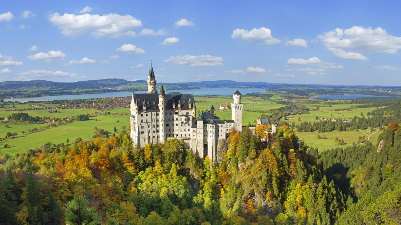 Schloss Neuschwanstein mit Forggensee und Bannwaldsee in Bayern Schloss Neuschwanstein mit Forggensee und Bannwaldsee in Bayern