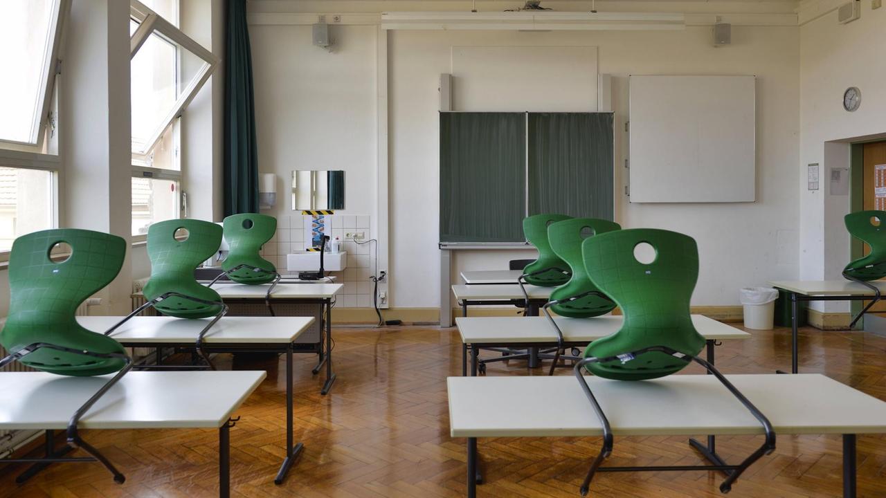 Blick in ein leeres Klassenzimmer mit Einzeltischen nach Abstandsregel Blick in ein leeres Klassenzimmer mit Einzeltischen nach Abstandsregel