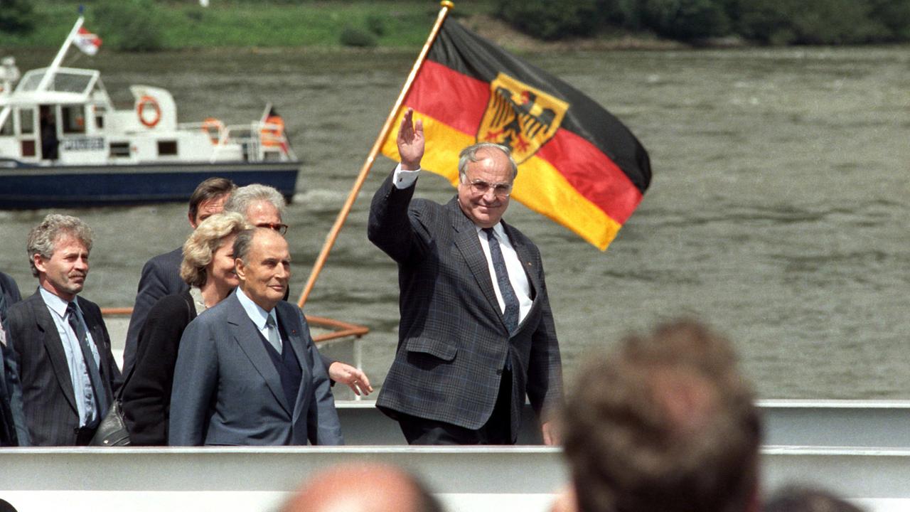 Eine Aufnahme des historischen Treffens zwischen Helmut Kohl (r.) und Francois Mitterrand in Assmannshausen am Rhein. Eine Aufnahme des historischen Treffens zwischen Helmut Kohl (r.) und Francois Mitterrand in Assmannshausen am Rhein.