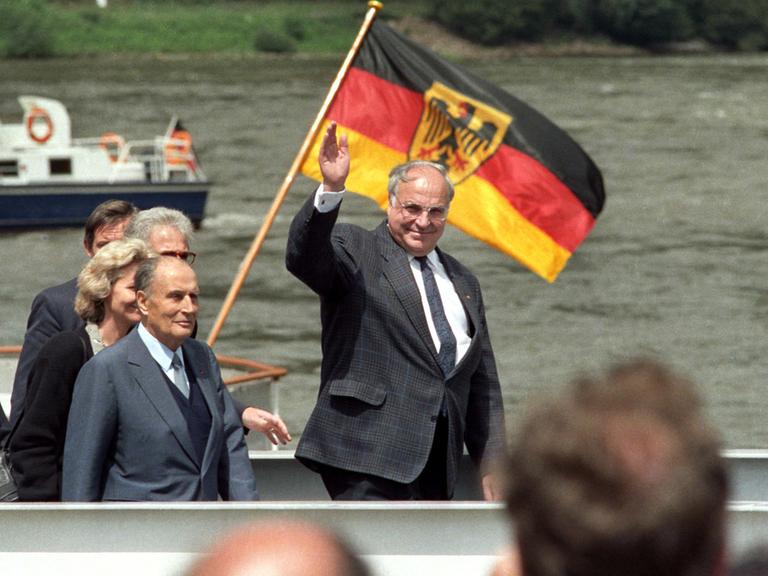 Eine Aufnahme des historischen Treffens zwischen Helmut Kohl (r.) und Francois Mitterrand in Assmannshausen am Rhein.