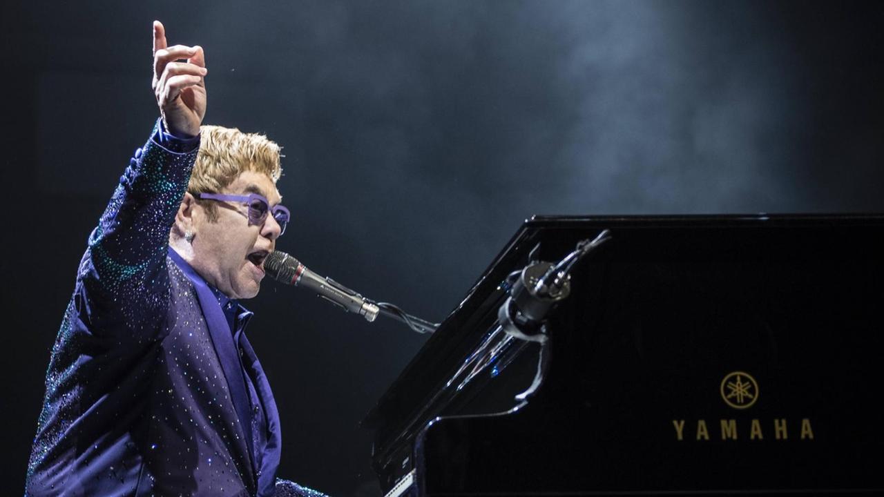 Elton John bei einem Konzert in Albuquerque, New Mexico am 22. März 2017. Elton John bei einem Konzert in Albuquerque, New Mexico am 22. März 2017.