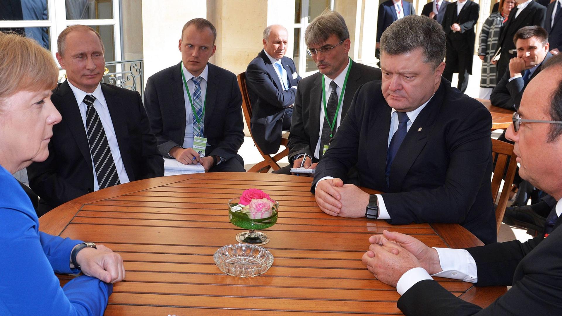 Kanzlerin Merkel (l), der russische Präsident Putin, der ukrainische Präsident Poroschenko und der französische Präsident Hollande