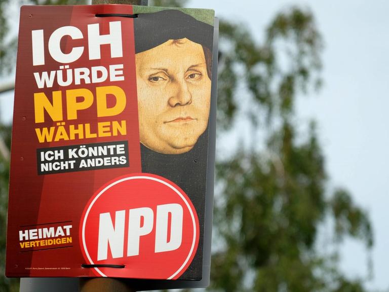 Wahlplakat der rechtsradikalen NPD mit einem Porträt Luthers und der Anspielung auf seinen bekannten Ausspruch auf dem Reichstag zu Worms