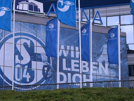 Am 01.07.2020 an der Veltins-Arena auf Schalke, Gelsenkirchen. Zu sehen ist der Schriftzug "Wir leben dich".