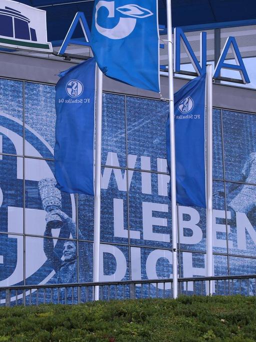 Am 01.07.2020 an der Veltins-Arena auf Schalke, Gelsenkirchen. Zu sehen ist der Schriftzug "Wir leben dich".