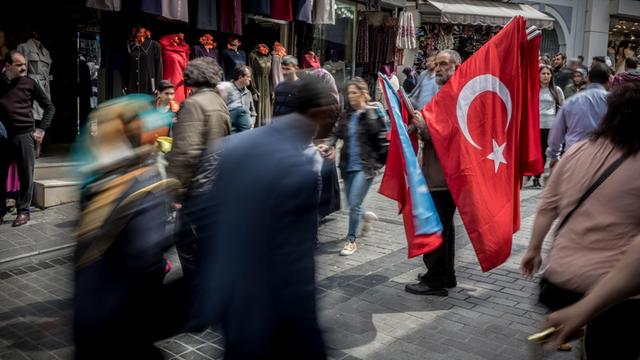 Ein mobiler Flaggenhändler steht am 17.04.2017 in Istanbul in der Türkei.