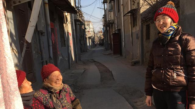 Die Chinesische Jüdin Guo Yan (rechts) nennt sich Esther. In der Altstadt von Kaifeng redet sie mit den Nachbarinnen ihres kleinen Museums zum Jüdischen Leben