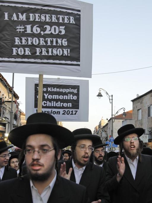 Ultra-orthodoxe Juden protestieren in Jerusalem gegen die Wehrpflicht.