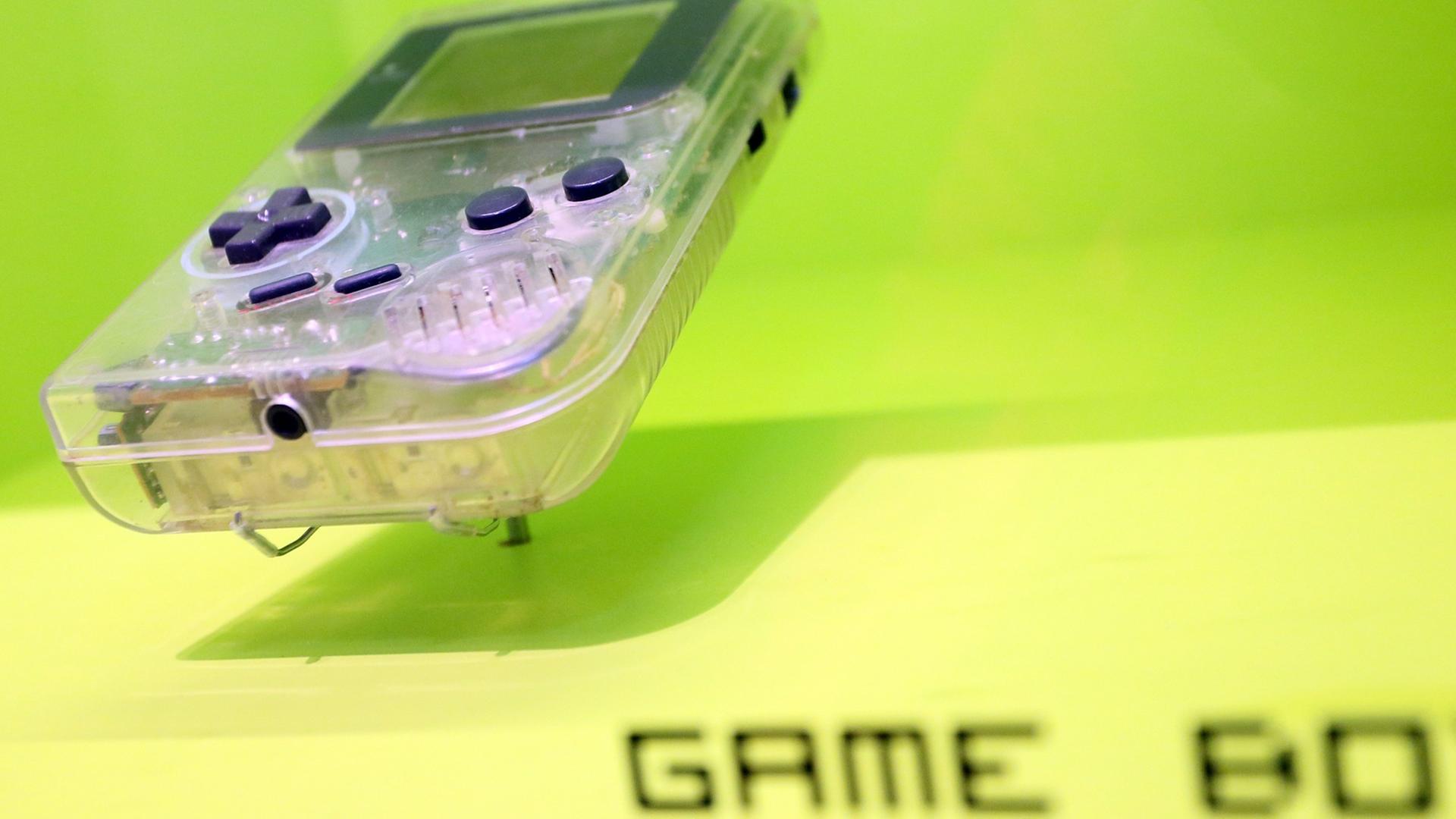Das Exemplar einer durchsichtigen Sonderedition des ersten Gameboys ist am 14.04.2014 im Computerspielmuseum in Berlin in einer Vitrine zu sehen. Das Exemplar einer durchsichtigen Sonderedition des ersten Gameboys ist am 14.04.2014 im Computerspielmuseum in Berlin in einer Vitrine zu sehen.