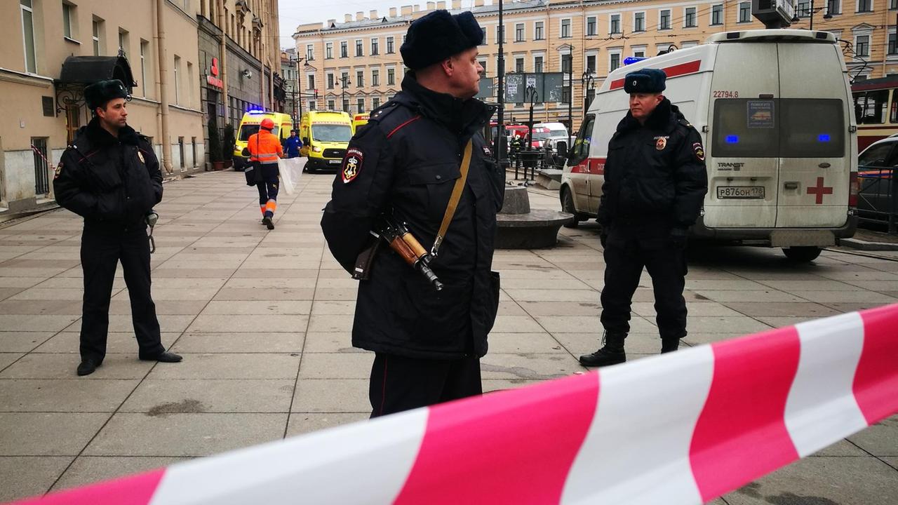 Russische Polizisten bewachen den Zugang einer Metro-Station in St. Petersburg Russische Polizisten bewachen den Zugang einer Metro-Station in St. Petersburg