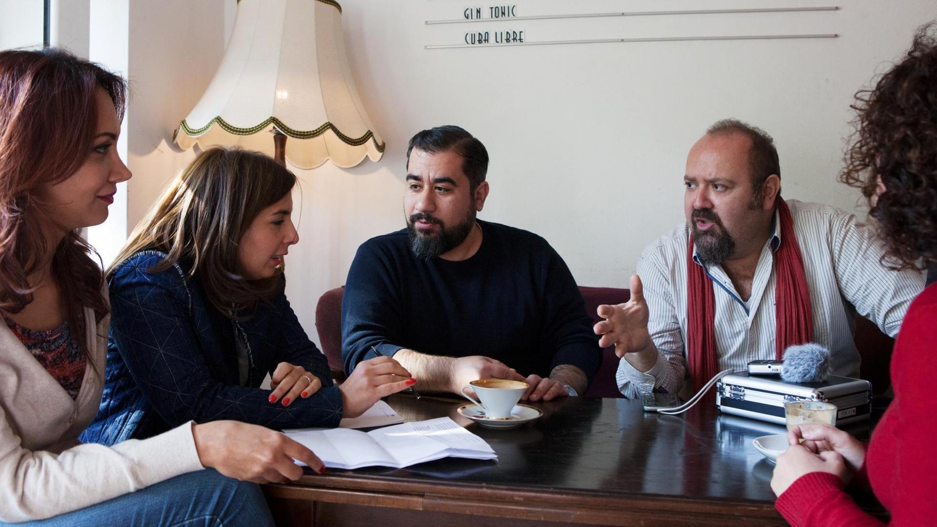Die syrischen Journalisten Abdul Rahman Mousa, Dima AlBitar Kalaji, Alia Atassi, Rasha AlKhadra und Bassam Dawood sitzen in einem Café in Berlin-Kreuzberg. Die syrischen Journalisten Abdul Rahman Mousa, Dima AlBitar Kalaji, Alia Atassi, Rasha AlKhadra und Bassam Dawood sitzen in einem Café in Berlin-Kreuzberg.