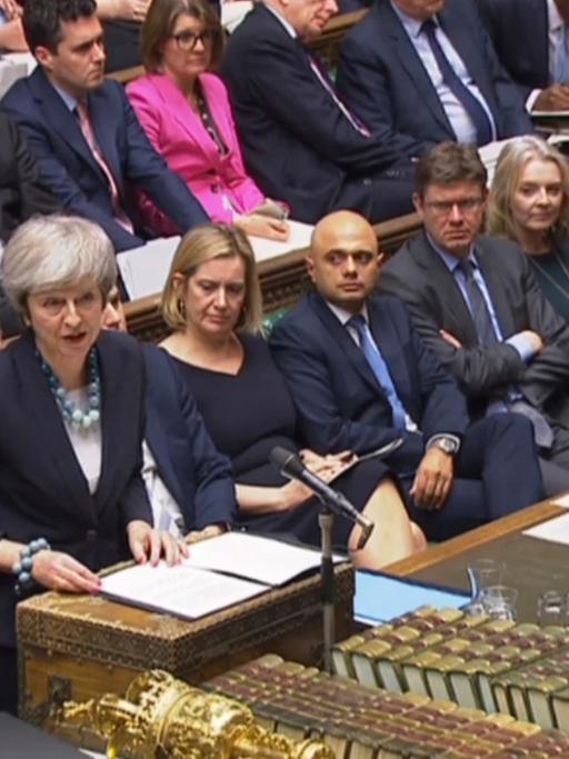 Theresa May spricht im House of Commons.