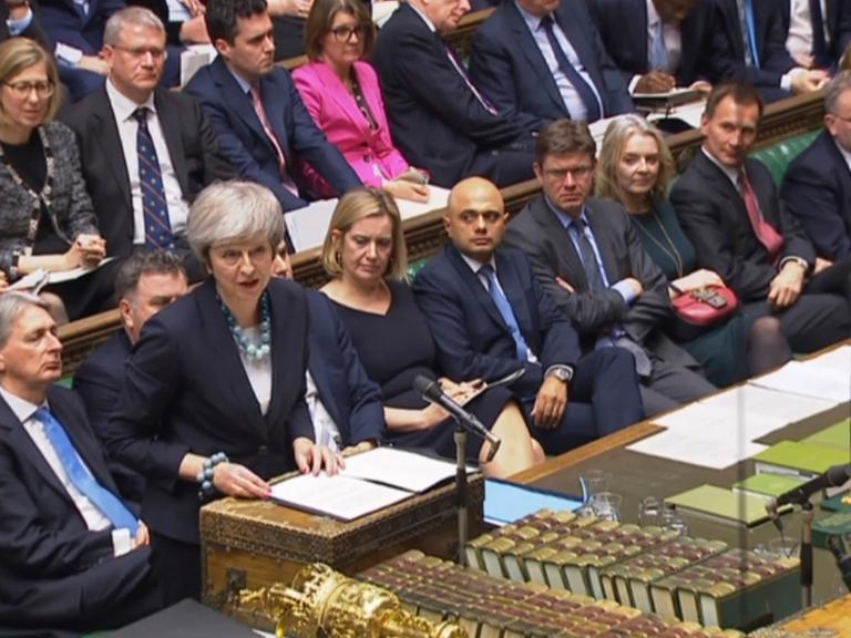 Theresa May spricht im House of Commons.