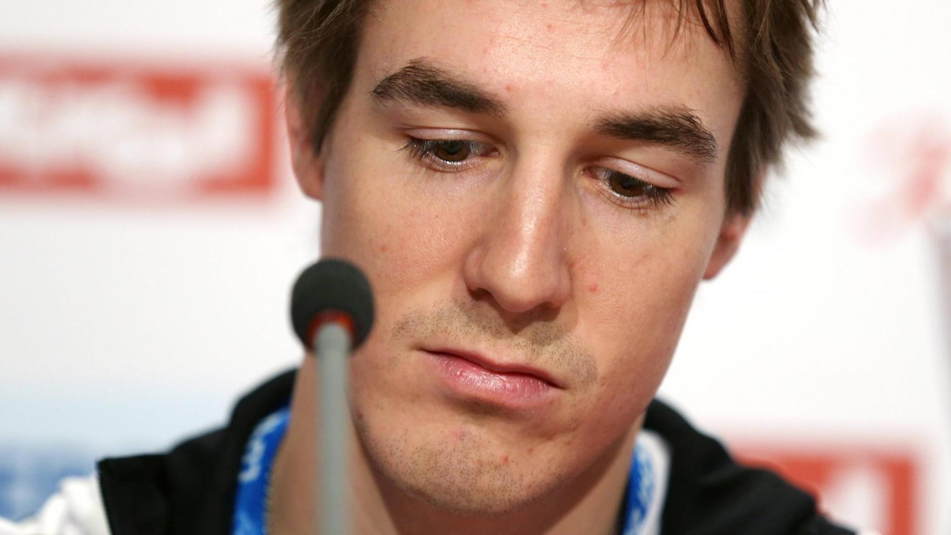Der Österreichische Langläufer Johannes Duerr während einer Pressekonferenz bei den Olympischen Spielen in Sotschi 2014 Der Österreichische Langläufer Johannes Duerr während einer Pressekonferenz bei den Olympischen Spielen in Sotschi 2014
