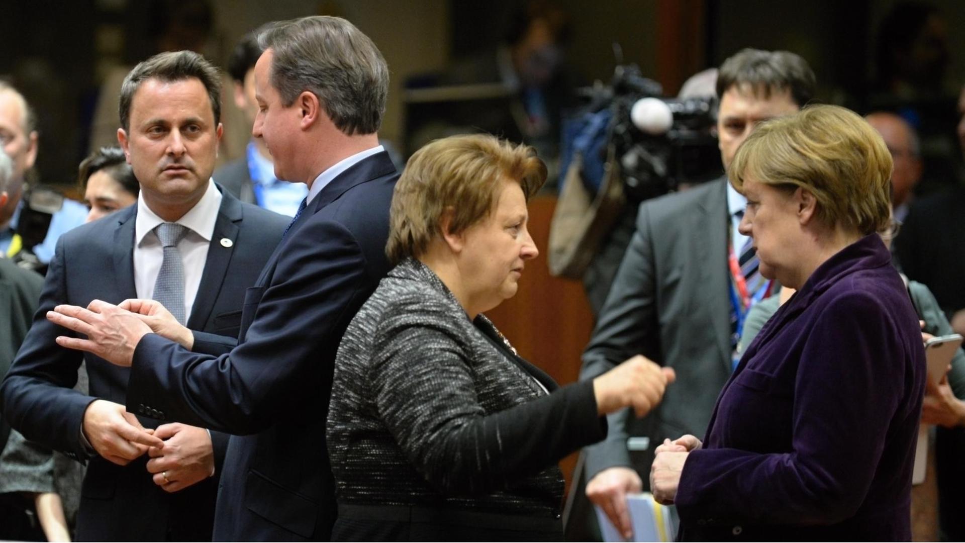 Bundeskanzlerin Angela Merkel (v.r.n.l.) und die lettische Regierungschefin Laimdota Straujuma sowie der britische Premier David Cameron und sein luxemburgischer Kollege Xavier Bettel sprechen während des EU-Gipfels in Brüssel. Bundeskanzlerin Angela Merkel (v.r.n.l.) und die lettische Regierungschefin Laimdota Straujuma sowie der britische Premier David Cameron und sein luxemburgischer Kollege Xavier Bettel sprechen während des EU-Gipfels in Brüssel.