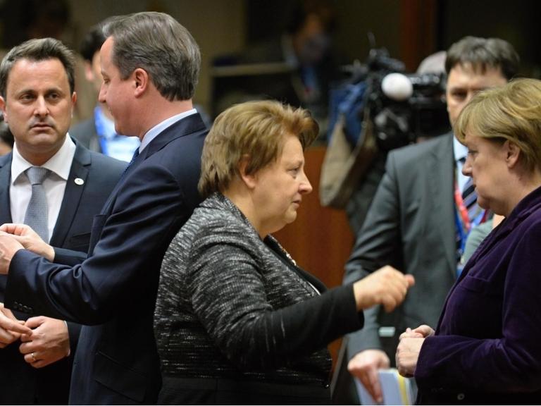 Bundeskanzlerin Angela Merkel (v.r.n.l.) und die lettische Regierungschefin Laimdota Straujuma sowie der britische Premier David Cameron und sein luxemburgischer Kollege Xavier Bettel sprechen während des EU-Gipfels in Brüssel.