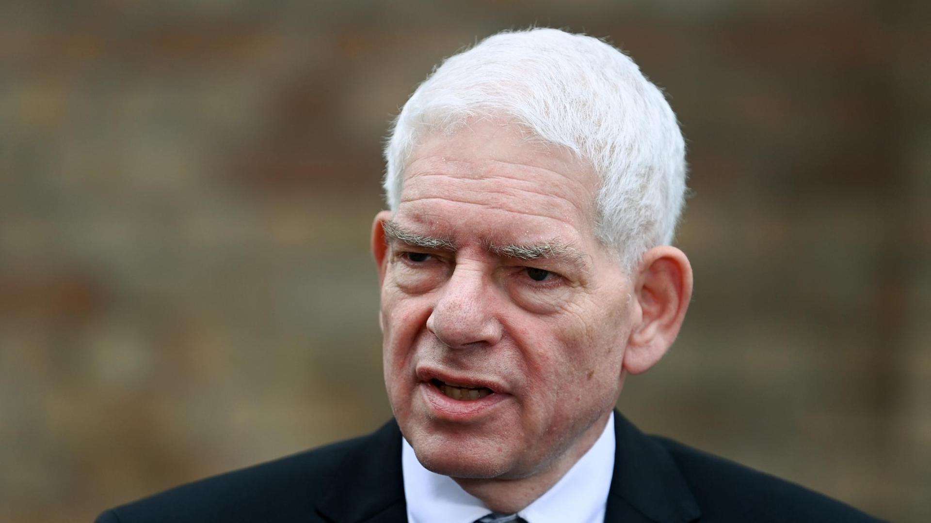 Josef Schuster, Präsident des Zentralrats der Juden in Deutschland, steht vor der Synagoge in Halle/Saale. Josef Schuster, Präsident des Zentralrats der Juden in Deutschland, steht vor der Synagoge in Halle/Saale.