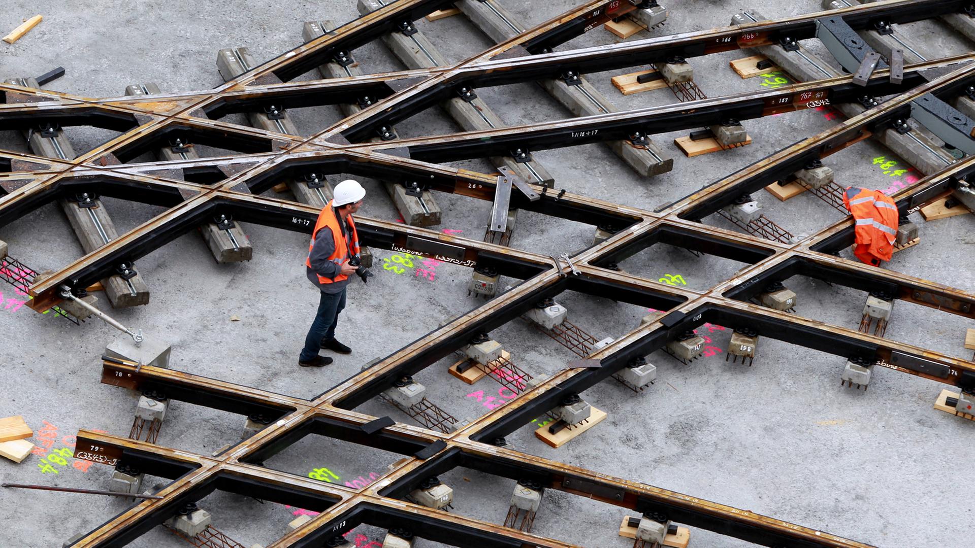 Straßenbahnschienen werden am 16.08.2012 auf der Großbaustelle am Königsplatz in Augsburg (Schwaben) verlegt. Augsburg präsentiert sich als eine Stadt im Umbruch. Straßenbahnschienen werden am 16.08.2012 auf der Großbaustelle am Königsplatz in Augsburg (Schwaben) verlegt. Augsburg präsentiert sich als eine Stadt im Umbruch.