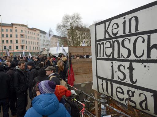 "Kein Mensch ist illegal" steht auf einem Plakat geschrieben, das im Dezember auf dem Oranienplatz in Berlin im Rahmen einer Veranstaltung gegen eine Räumung des Flüchtlingscamps an dem Platz steht.
