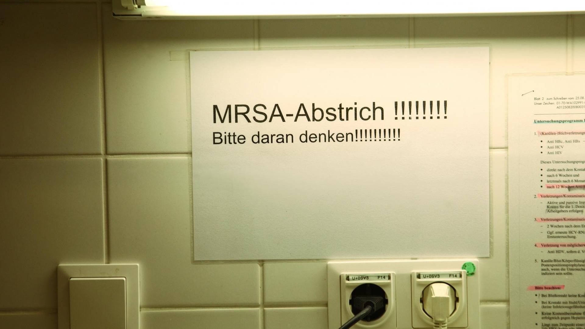 "MRSA-Abstrich!!!!!!!!! Bitte daran denken !!!!!!!!!!" steht am 27.02.2014 auf einem Zettel in der Notaufnahme einer Klinik in Berlin. MRSA nennt man Methicillin-resistente Stämme von Staphylococcus aureus. Diese Bakterien sind gegen viele verschiedene Antibiotika resistent. "MRSA-Abstrich!!!!!!!!! Bitte daran denken !!!!!!!!!!" steht am 27.02.2014 auf einem Zettel in der Notaufnahme einer Klinik in Berlin. MRSA nennt man Methicillin-resistente Stämme von Staphylococcus aureus. Diese Bakterien sind gegen viele verschiedene Antibiotika resistent.