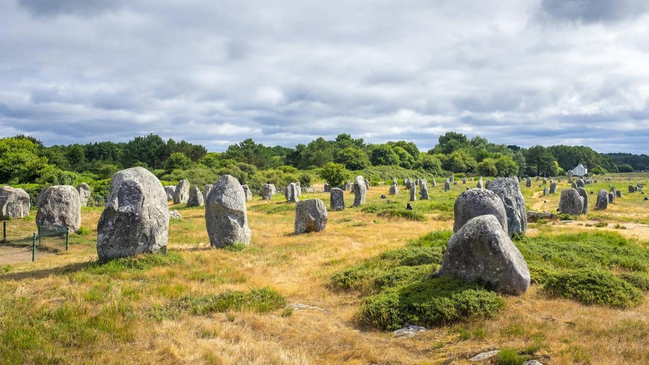 Neolithic standing stones at Alignements de Carnac (Carnac Stones), Alignements de Menec, Carnac, Morbihan, Brittany, France, Europe PUBLICATIONxINxGERxSUIxAUTxONLY Copyright: JasonxLangley 1217-408