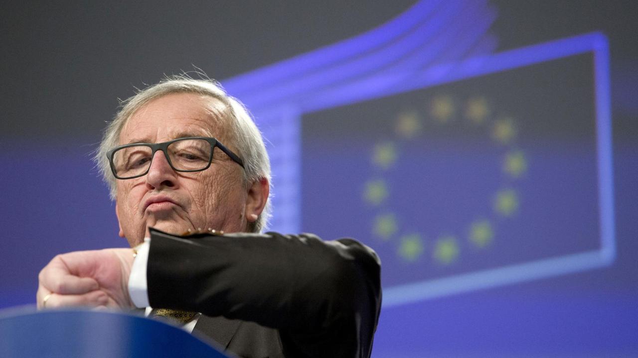 Jean-Claude Juncker, Kommissionspräsident der EU, schaut am Ende einer Pressekonferenz auf seine Uhr.