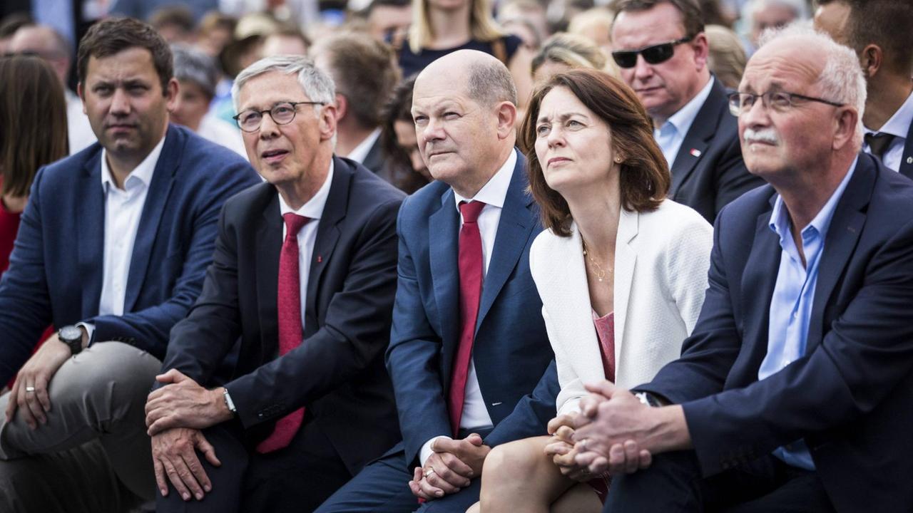 Die SPD-Politiker Lars Klingbeil, Carsten Sieling, Olaf Scholz, Katarina Barley und Udo Bullmann sitzen bei einer Wahlkampf-veranstaltung in der ersten Reihe der Zuhörer Die SPD-Politiker Lars Klingbeil, Carsten Sieling, Olaf Scholz, Katarina Barley und Udo Bullmann sitzen bei einer Wahlkampf-veranstaltung in der ersten Reihe der Zuhörer