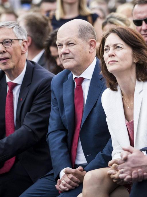 Die SPD-Politiker Lars Klingbeil, Carsten Sieling, Olaf Scholz, Katarina Barley und Udo Bullmann sitzen bei einer Wahlkampf-veranstaltung in der ersten Reihe der Zuhörer