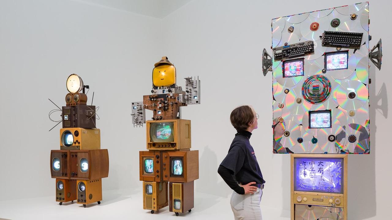 Installationen aus der Reihe "Uncle and Aunt" (1986) von Nam June Paik. Installationen aus der Reihe "Uncle and Aunt" (1986) von Nam June Paik.