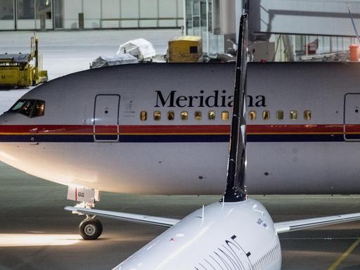 Ein mit abgelehnten Asylsuchenden besetztes Flugzeug rollt vom Flughafen in München zur Startbahn.