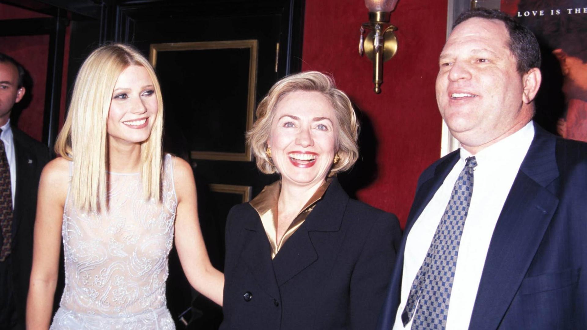 Dem Filmproduzenten Harvey Weinstein wird mehrfach Vergewaltigung vorgeworfen. Hier ist er 1998 bei der Filmpremiere von Shakespeare In Love mit Gwyneth Paltrow und Hillary Clinton zu sehen. Dem Filmproduzenten Harvey Weinstein wird mehrfach Vergewaltigung vorgeworfen. Hier ist er 1998 bei der Filmpremiere von Shakespeare In Love mit Gwyneth Paltrow und Hillary Clinton zu sehen.
