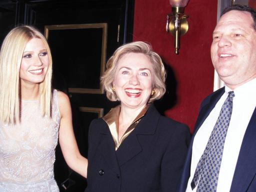 Dem Filmproduzenten Harvey Weinstein wird mehrfach Vergewaltigung vorgeworfen. Hier ist er 1998 bei der Filmpremiere von Shakespeare In Love mit Gwyneth Paltrow und Hillary Clinton zu sehen.