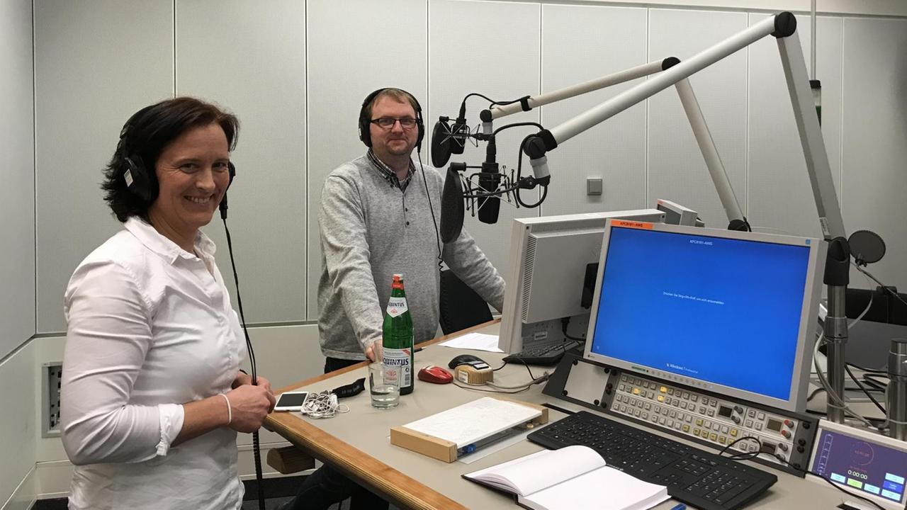 Athletensprecherin Silke Kassner (l.) mit Moderator Matthias Friebe bei der Aufzeichnung der Sendung "Zur Diskussion". Athletensprecherin Silke Kassner (l.) mit Moderator Matthias Friebe bei der Aufzeichnung der Sendung "Zur Diskussion".