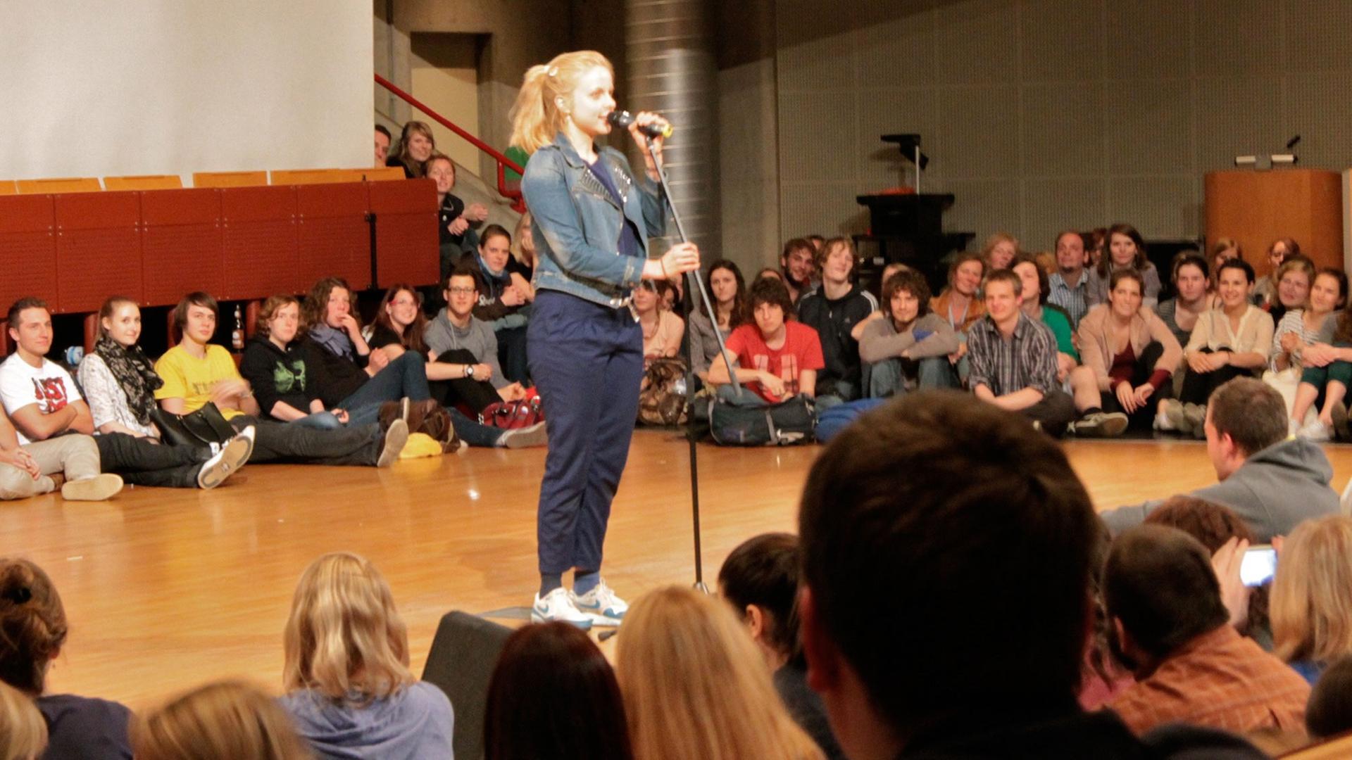 Die Bremer Studentin und Schauspielerin Julia Engelmann beim Poetry Slam im Mai 2013 an der Universität Bielefeld. Mit ihrem Aufruf, das Leben besser zu nutzen, hat sie einen Internet-Hit gelandet. Das YouTube-Video wurde bis zum 20.01.2013 etwa 2,5 Millionen Mal angesehen. Die Bremer Studentin und Schauspielerin Julia Engelmann beim Poetry Slam im Mai 2013 an der Universität Bielefeld. Mit ihrem Aufruf, das Leben besser zu nutzen, hat sie einen Internet-Hit gelandet. Das YouTube-Video wurde bis zum 20.01.2013 etwa 2,5 Millionen Mal angesehen.